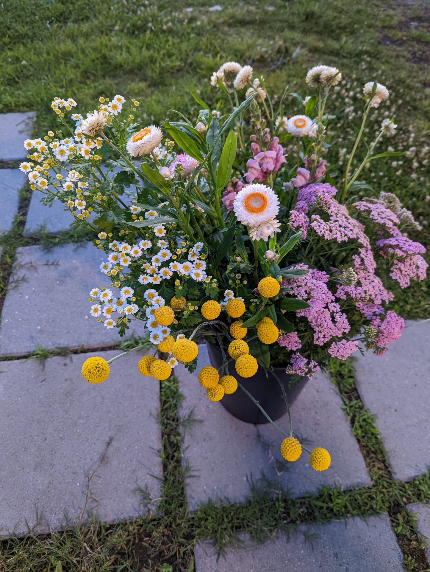 Bucket of Flowers :: 30 Stems :: Growers Choice